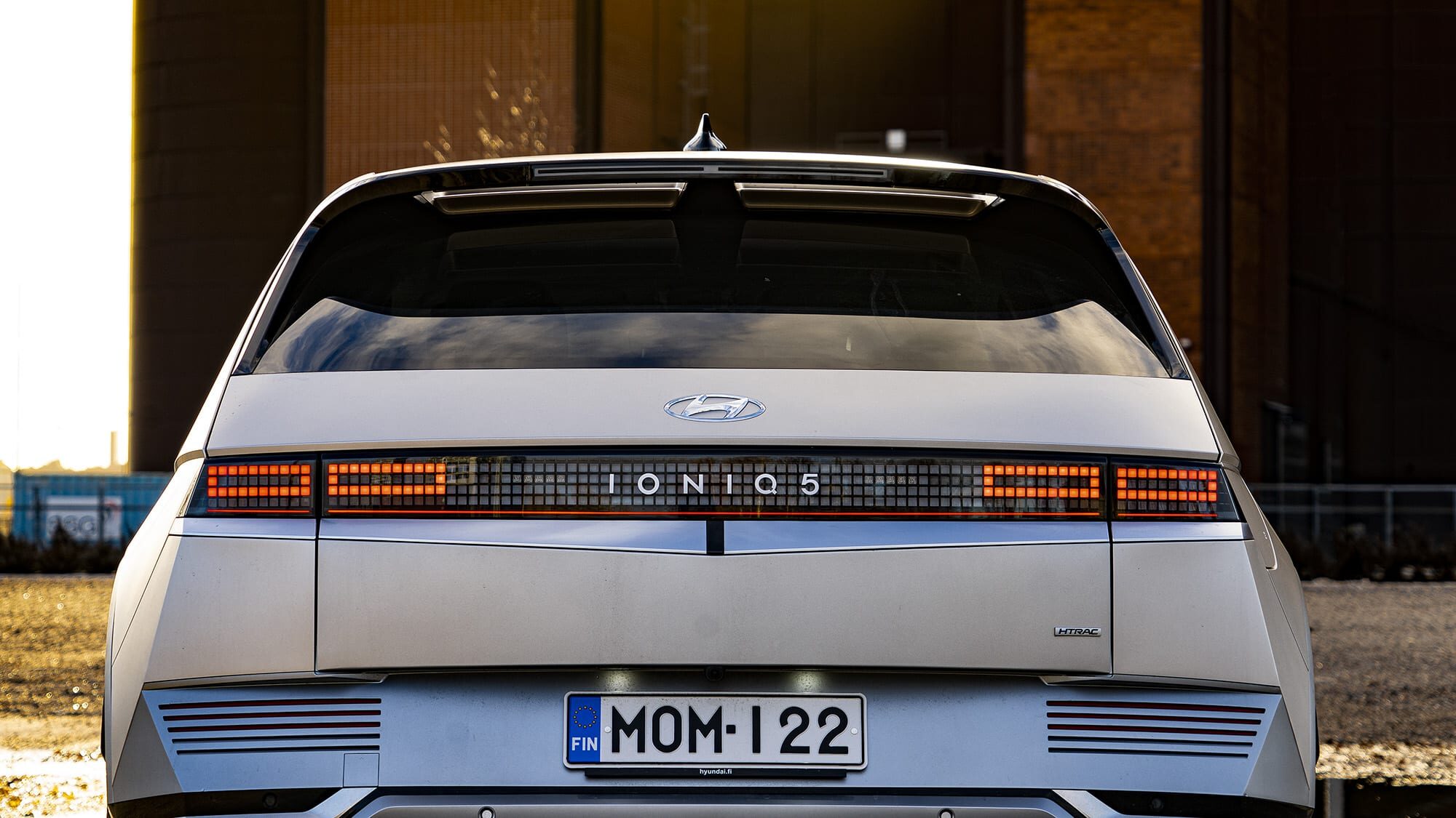 Kuinka pitkälle sillä pääsee ja miten se lataa? Kokosimme muistilistan sähköauton hankintaa pohtivalle