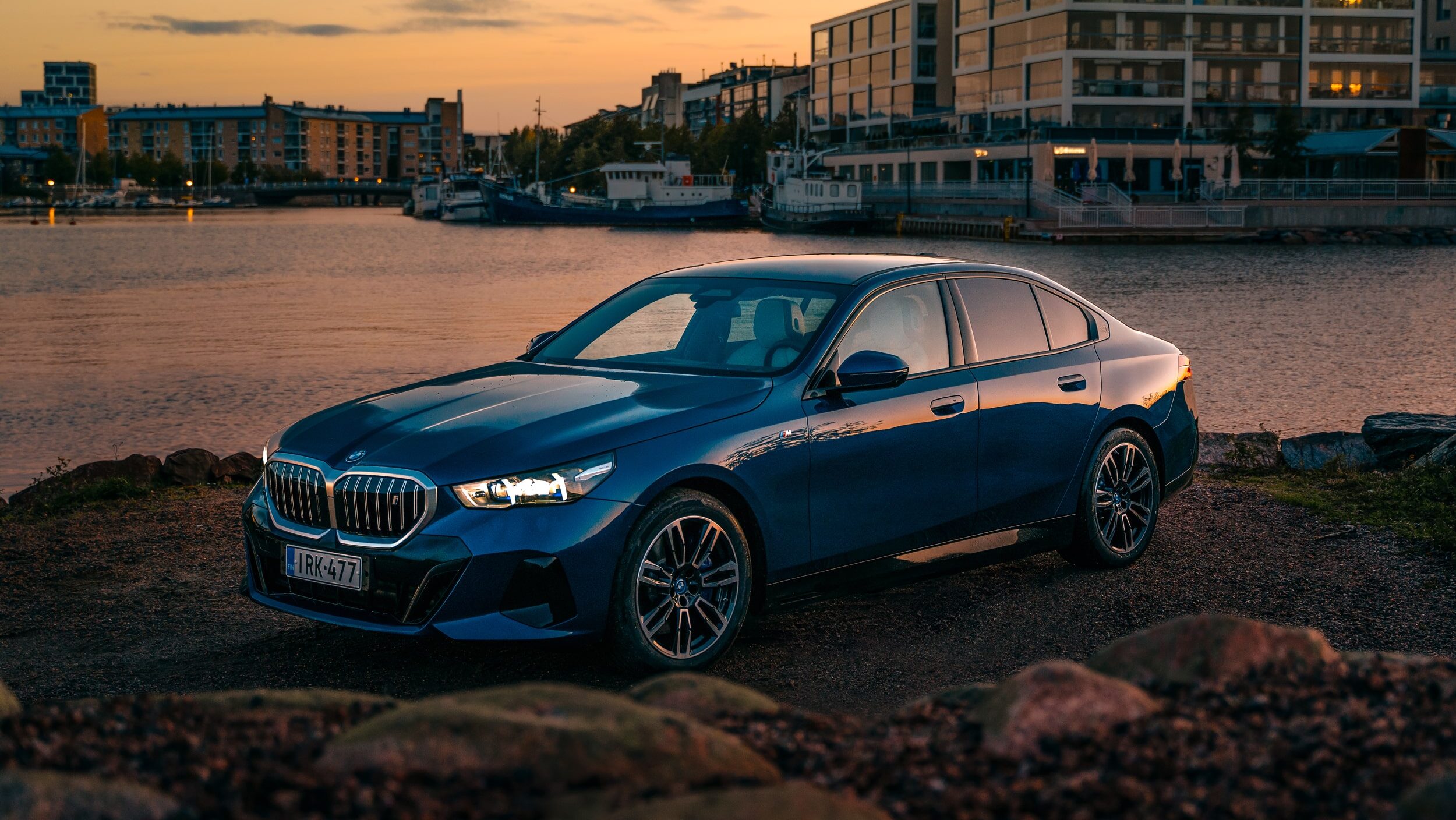 Edeltäjiään isompi ja intuitiivisempi BMW i5 kulkee väkevästi sähköllä