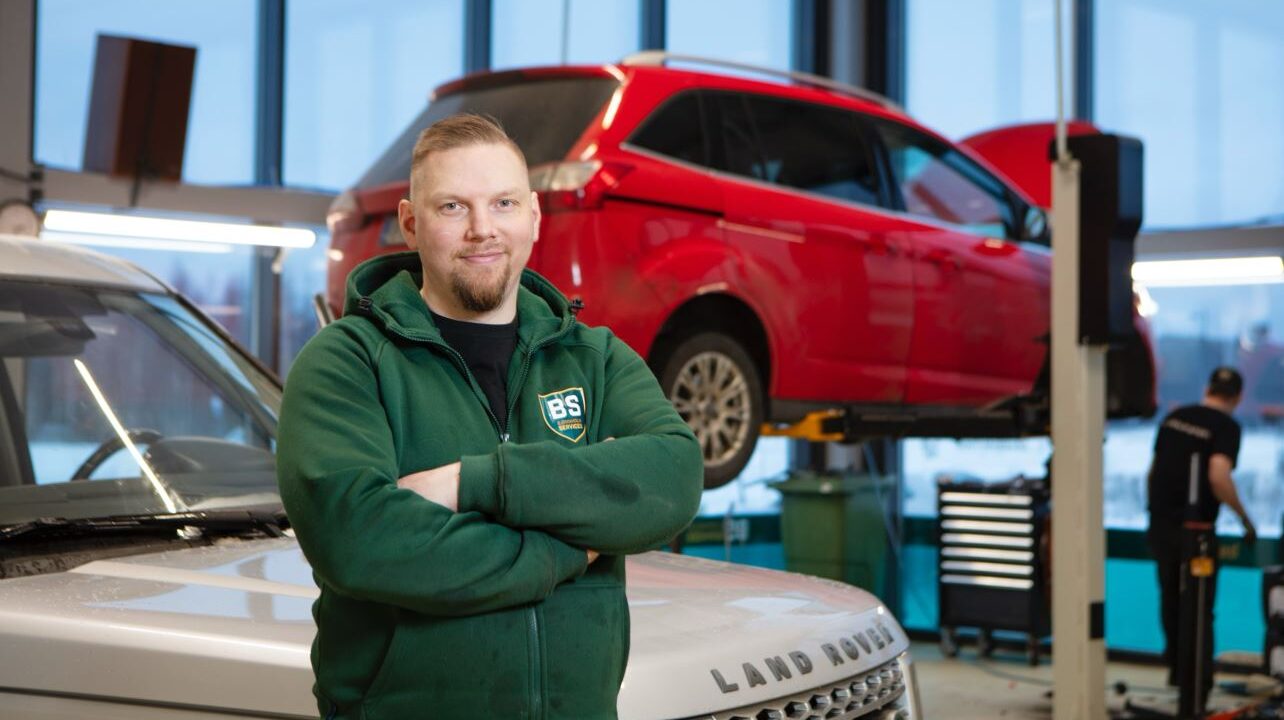 Brittiautot vaativat korjaajaltaan osaamista – ”Puolen Suomen” spesialisti kertoo, miksi niiden korjaaminen maksaa muita enemmän